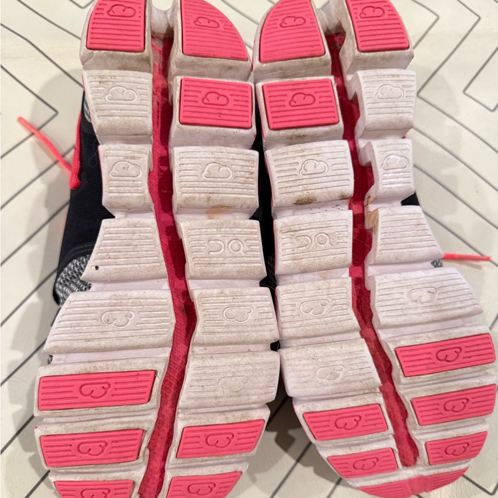 On Running Sneakers - Picture 15 of 16